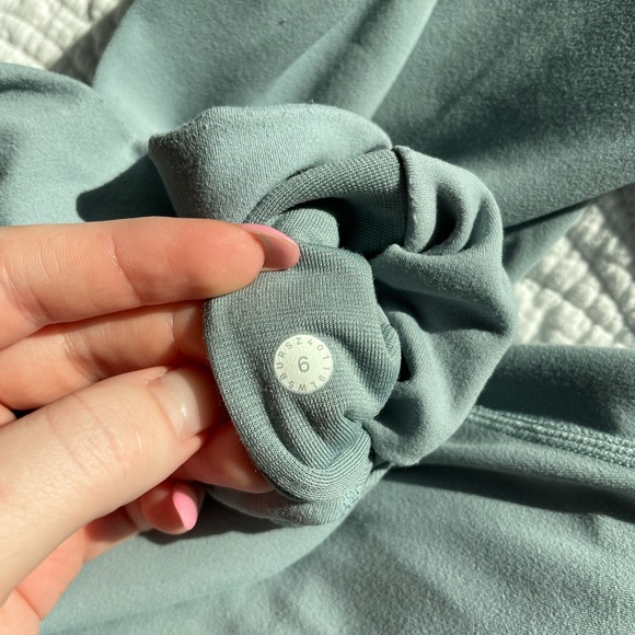 Blue lululemon leggings size 6 28” - Picture 4 of 4